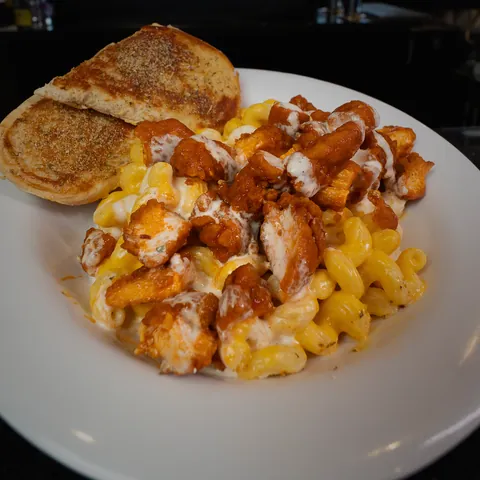 Buffalo chicken mac and cheese with a ranch drizzle and Texas toast